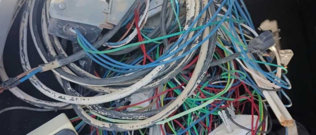 Fue detenido con cables y tomacorrientes tras robar en Godoy Cruz