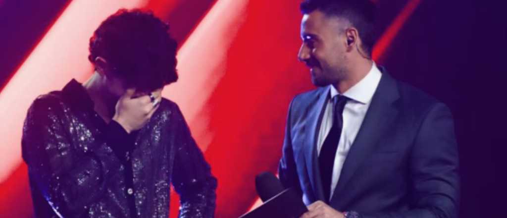 Luck Ra le regal&oacute; a un participante de La Voz Argentina "un celu bien piola"