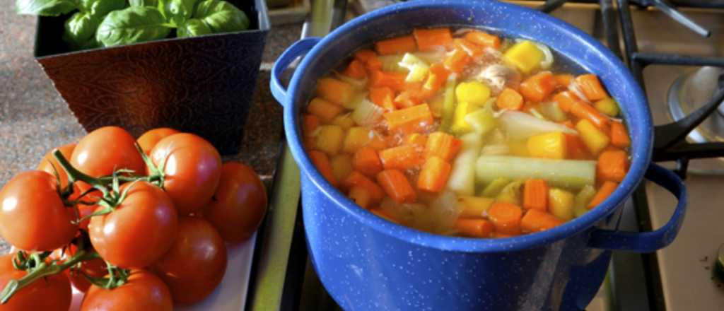 Por qué conviene guardar el agua de cocción de las verduras