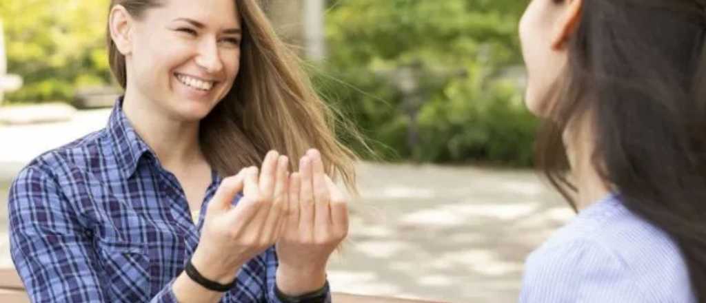 ¿Qué dice la psicología sobre mover bastante las manos al hablar?