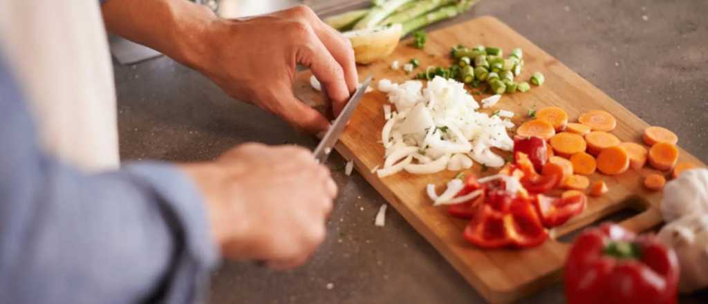 Cómo limpiar las tablas de picar para mantenerlas libres de bacterias