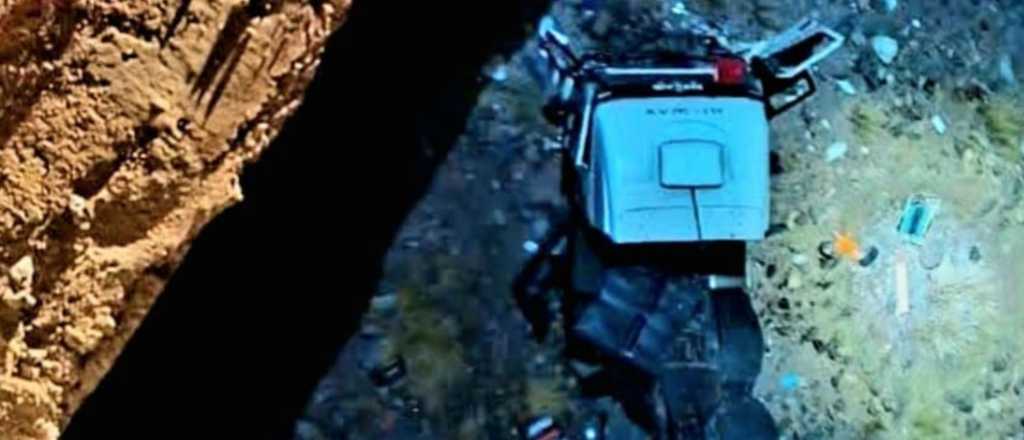 Un camión desbarrancó y cayó 30 metros en Alta Montaña