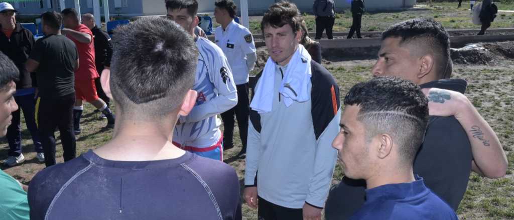 Un Puma mendocino entrenó con los presos que juegan rugby en Almafuerte
