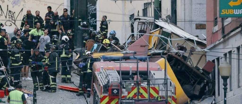 Video: descarril&oacute; el funicular Gloria en Lisboa y dej&oacute; 15 muertos
