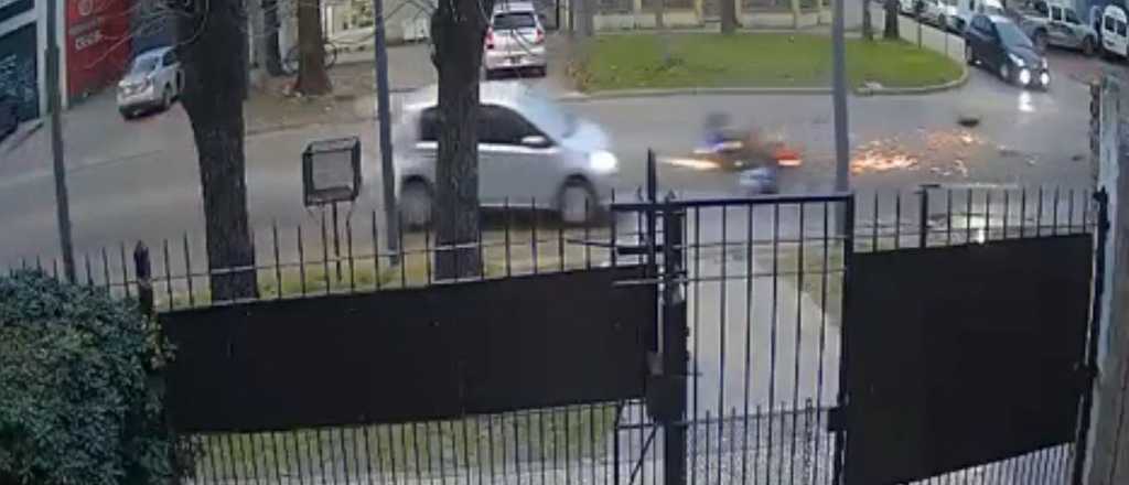Video: atropellaron a un motociclista, escaparon y sobrevivi&oacute; de milagro