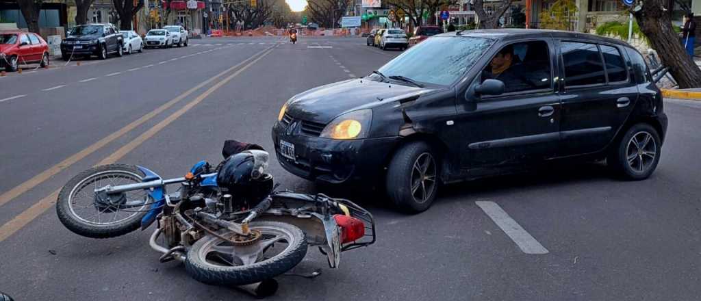 Un auto dobló por Emilio Civit y chocó con una moto en Ciudad
