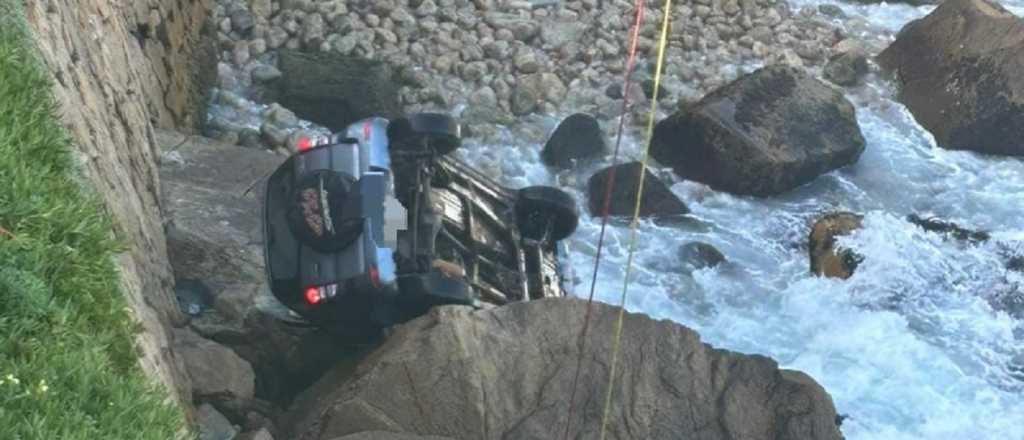 Video: un vehículo cayó por un precipicio en Concón, Chile