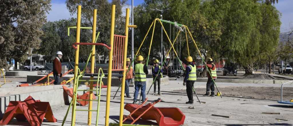Calvente inauguró una plaza como parte de "Entornos Escolares Seguros"