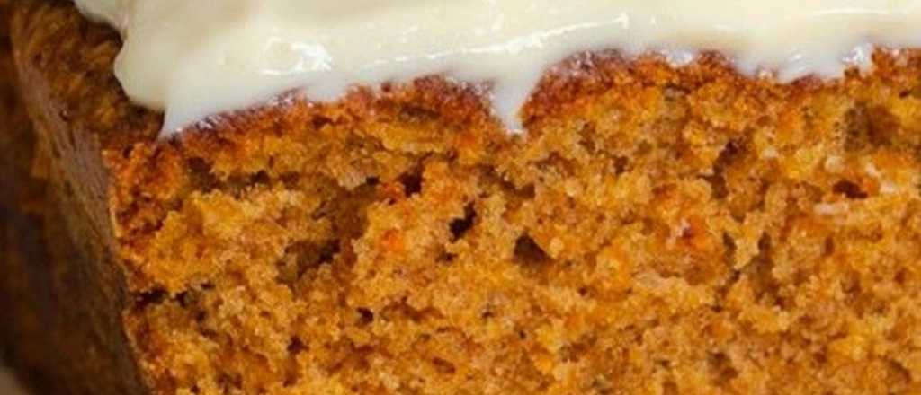 Budín de zanahoria suave, húmedo y con un glaseado irresistible