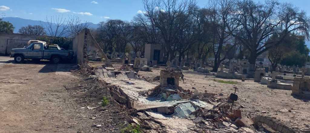 Se derrumbó una pared del cementerio de la Capital
