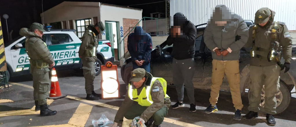 Quisieron coimear a gendarmes y los detuvieron con más de 1 kilo de cocaína