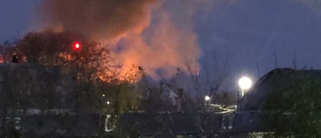 Impactante incendio de dos galpones en Guaymall&eacute;n 