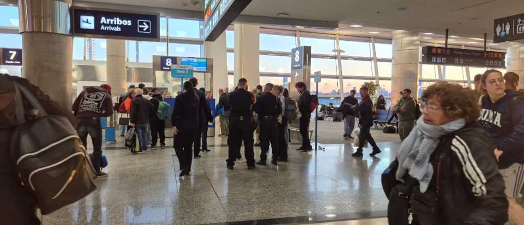 Agresiones, demoras y una aprehendida en un vuelo Aeroparque - Mendoza