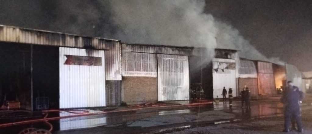 Impresionantes im&aacute;genes del incendio en la Feria de Guaymall&eacute;n