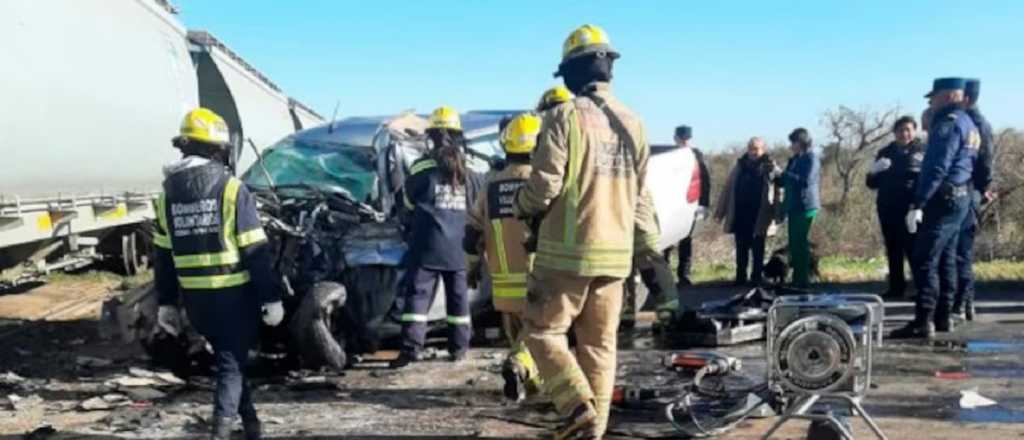 Tres hombres murieron en un choque de una camioneta contra un tren