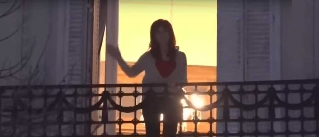 La militancia festeja en la casa de Cristina, que sali&oacute; a saludar al balc&oacute;n