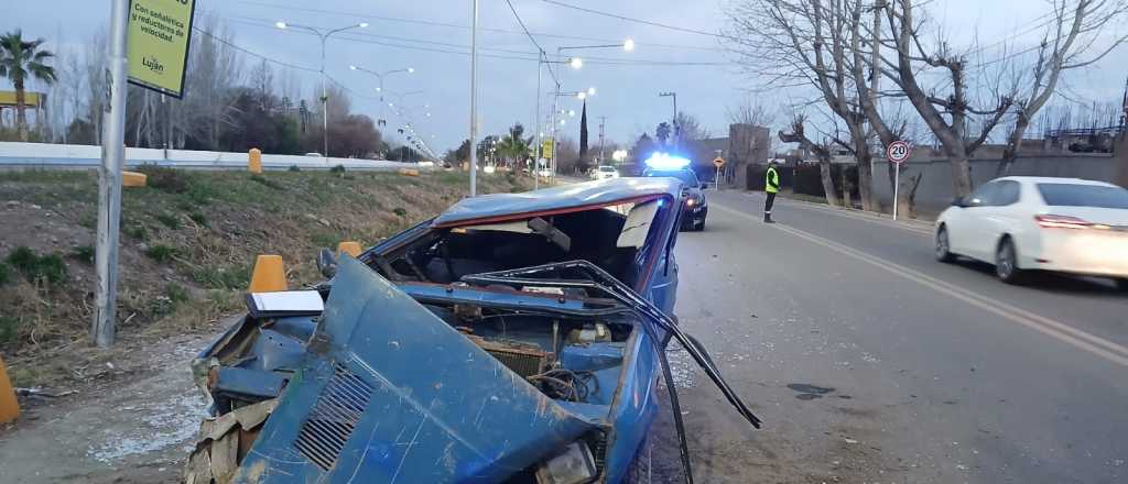 Un menor conducía por calle Paso, volcó y destruyó el auto