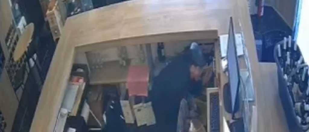 Se hizo pasar por una persona con discapacidad y robó un local del Centro