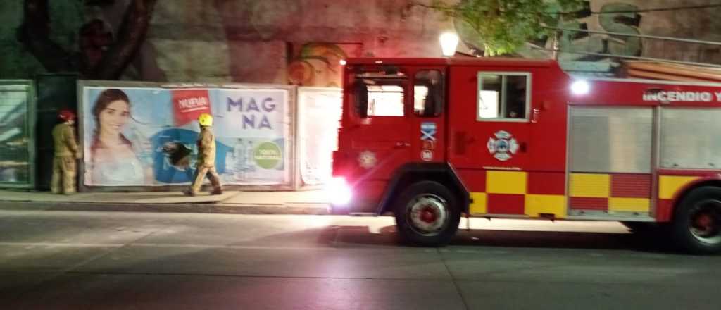 Dos días después, sigue activo el incendio en la ex Casa de Gobierno