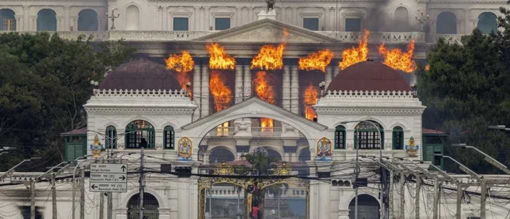 Nepal: jóvenes incendian edificios y viviendas de funcionarios y cae el gobierno