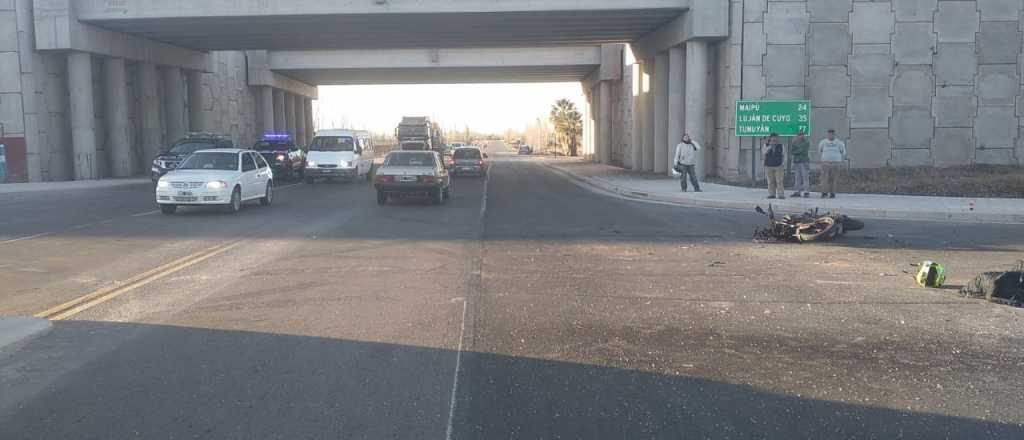 Muri&oacute; un motociclista al chocar contra un auto en Maip&uacute;