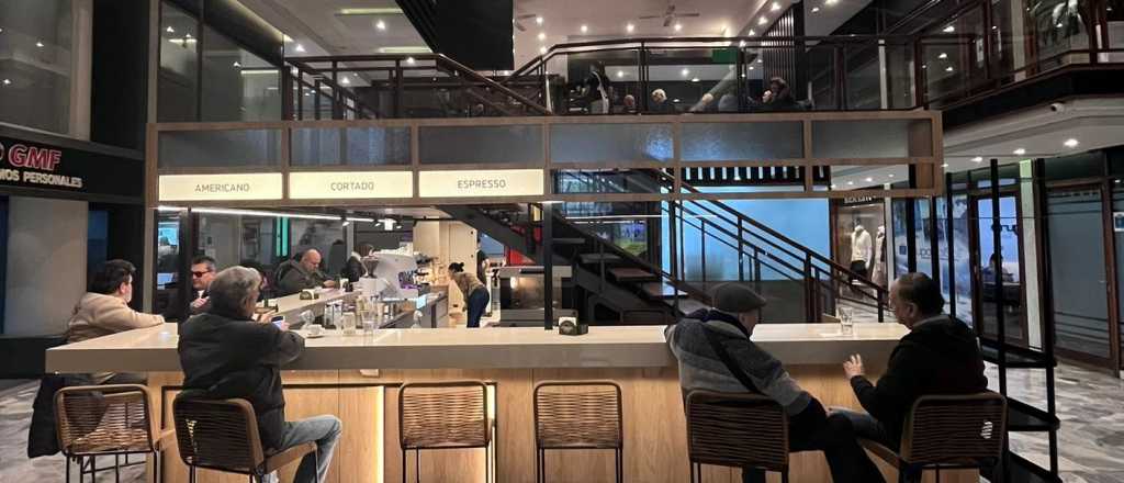 El cafecito que revolucionó una tradicional galería del centro mendocino