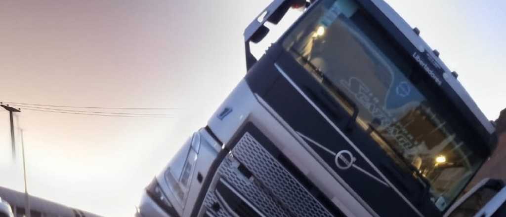 Volcó un camión en Alta Montaña