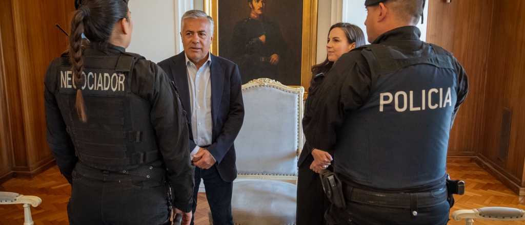 Cornejo recibi&oacute; a los polic&iacute;as que negociaron con la ni&ntilde;a armada en La Paz