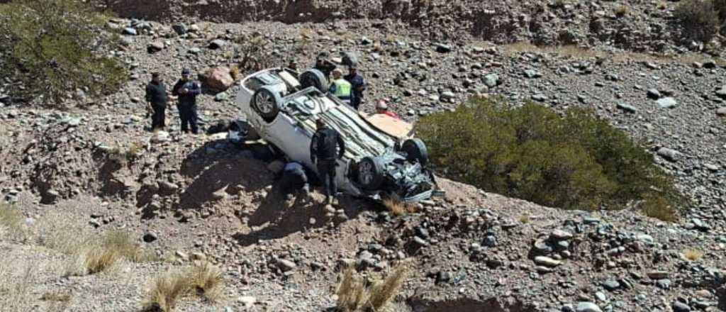 Un camión derramó aceite y un auto volcó en Uspallata