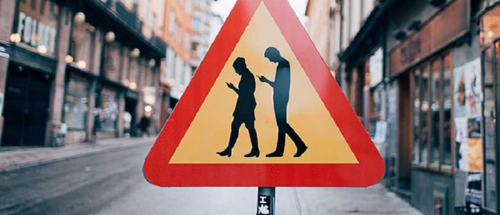 Cuidado, peatones usando celular: la nueva señal de tránsito en Suecia