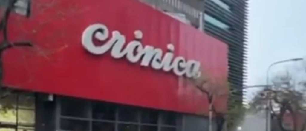 Terror en Cr&oacute;nica TV: entr&oacute; con un cuchillo al estudio y gener&oacute; destrozos