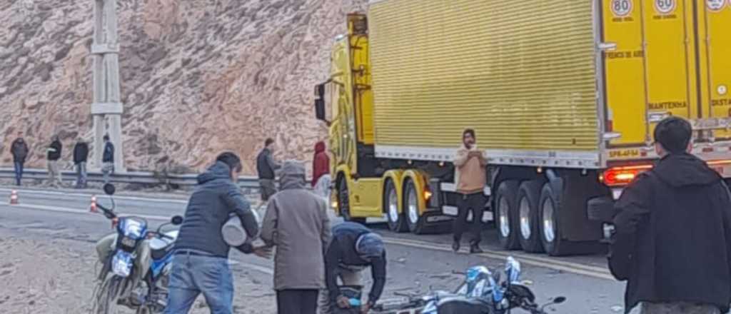 Fuerte choque entre una moto y un camión en Alta Montaña