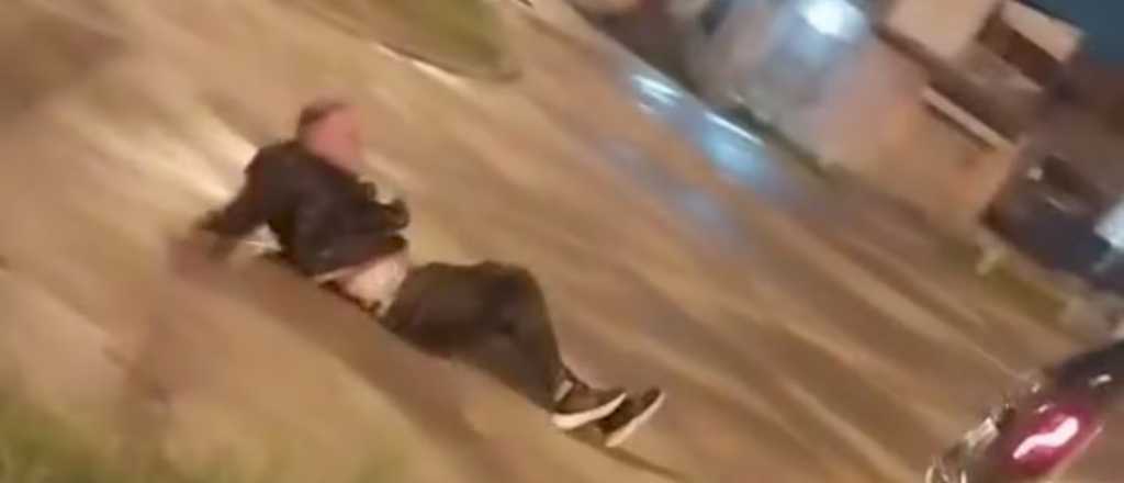 Video: lo acusaron de un robo, lo ataron a una camioneta y lo arrastraron