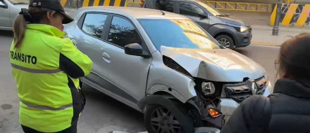 Un auto chocó contra cartel de estacionamiento en pleno centro