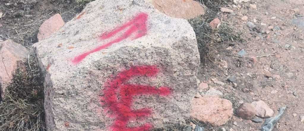 Grupo religioso pintó rocas en un área protegida y enfrentará sanciones