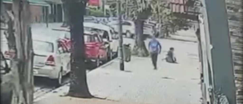 Video: un hombre atac&oacute; a una mujer con una botella durante un asalto