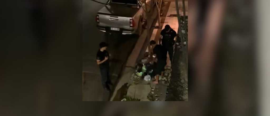 Video: policía golpeó a un hombre que buscaba comida en la basura