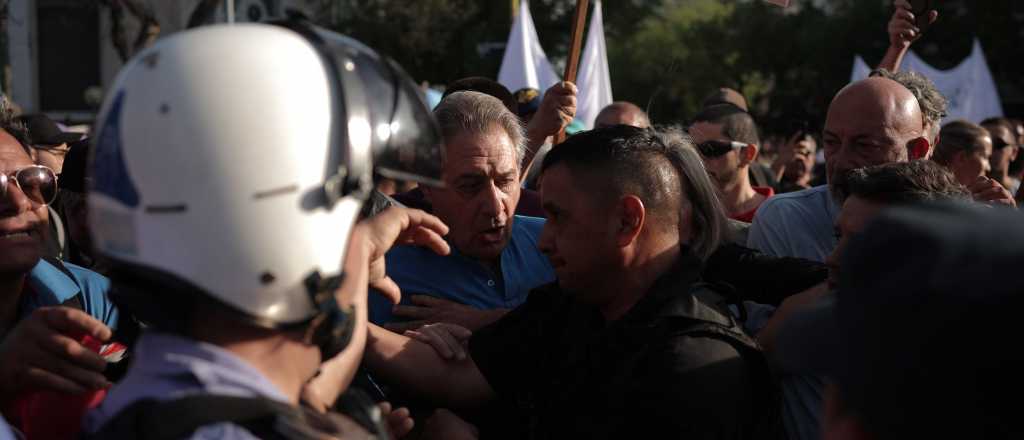 Tensión en la marcha universitaria: tiraron gas pimienta a Omar Félix 