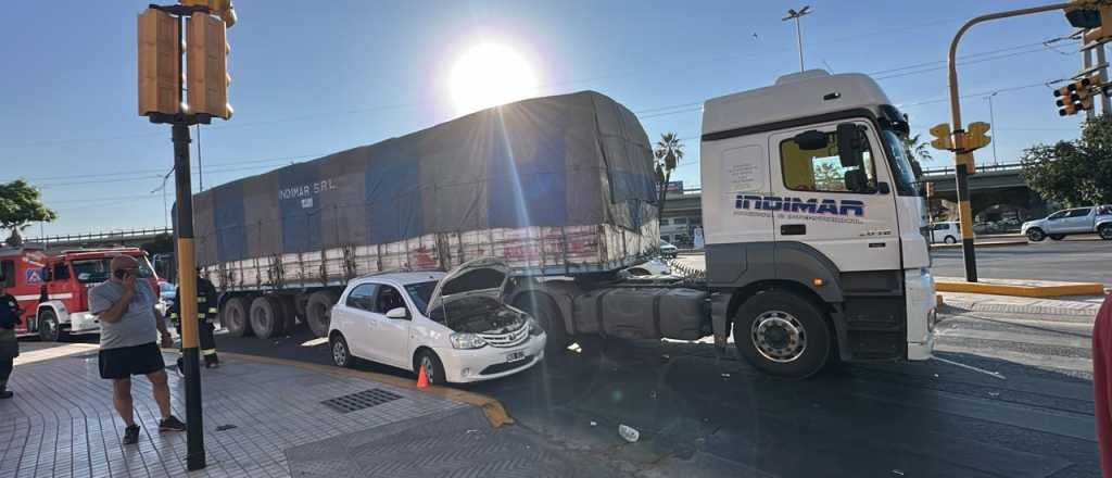 Choque en el Nudo Vial y caos vehicular