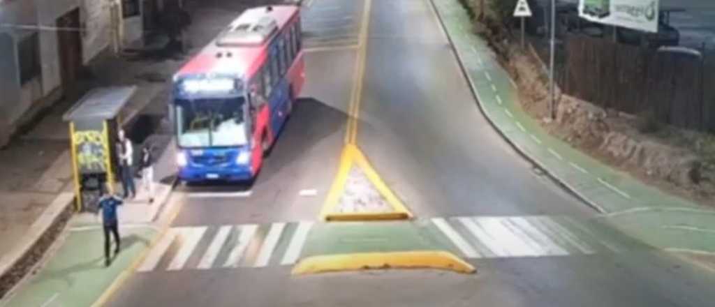 Video: bajó del micro y lo subieron a piñas a una camioneta en Luján