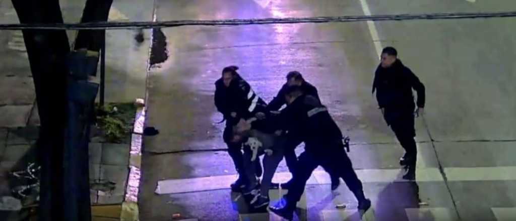 Video: un hombre denunció un robo y murió forcejeando con policías