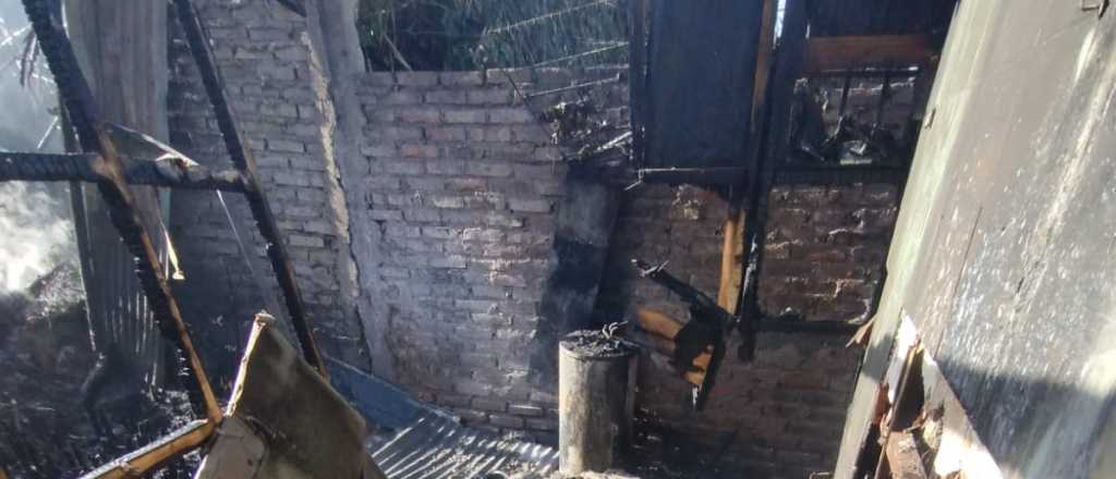 Las Heras: un incendio destruyó dos casas y un patrullero terminó chocado