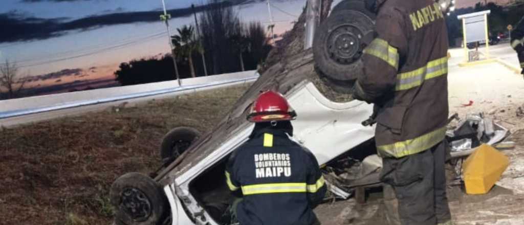 Un joven volcó con su auto en Maipú y murió por las heridas
