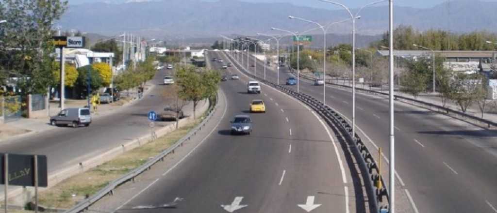 Un motociclista chocó, salió despedido al carril contrario y murió