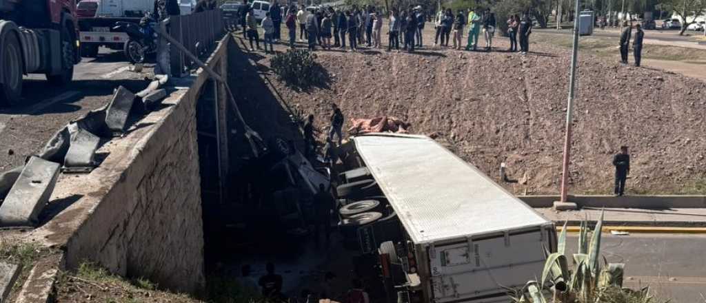 Un semirremolque con carne volc&oacute; en el Acceso Este 