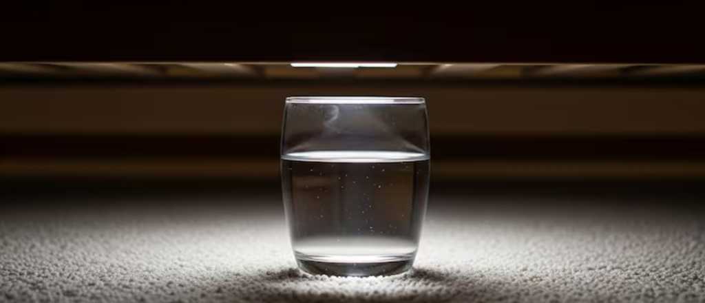El ritual de colocar un vaso de agua debajo de la cama: ¿qué significa?