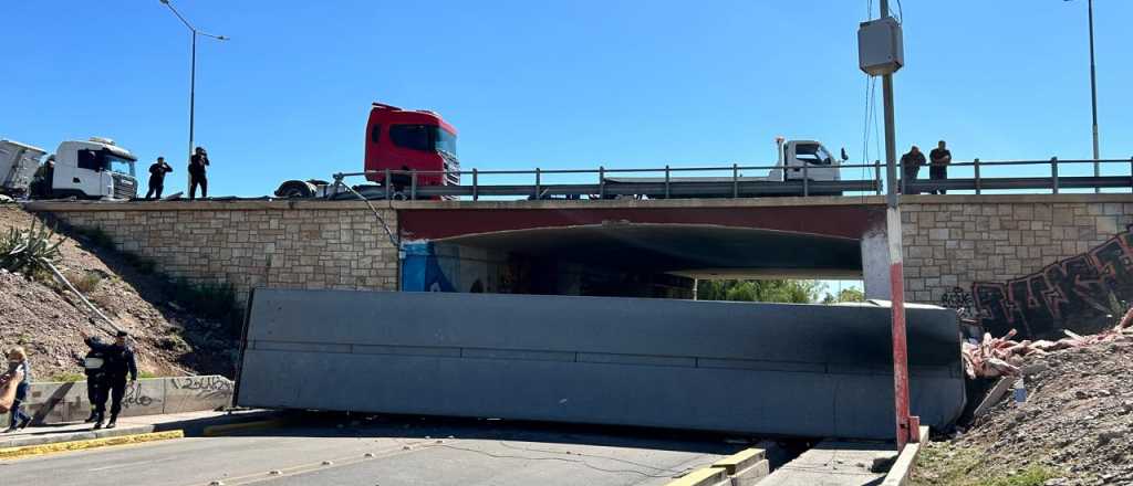 Así fue el accidente en el que volcó el camión con carne en Acceso Este