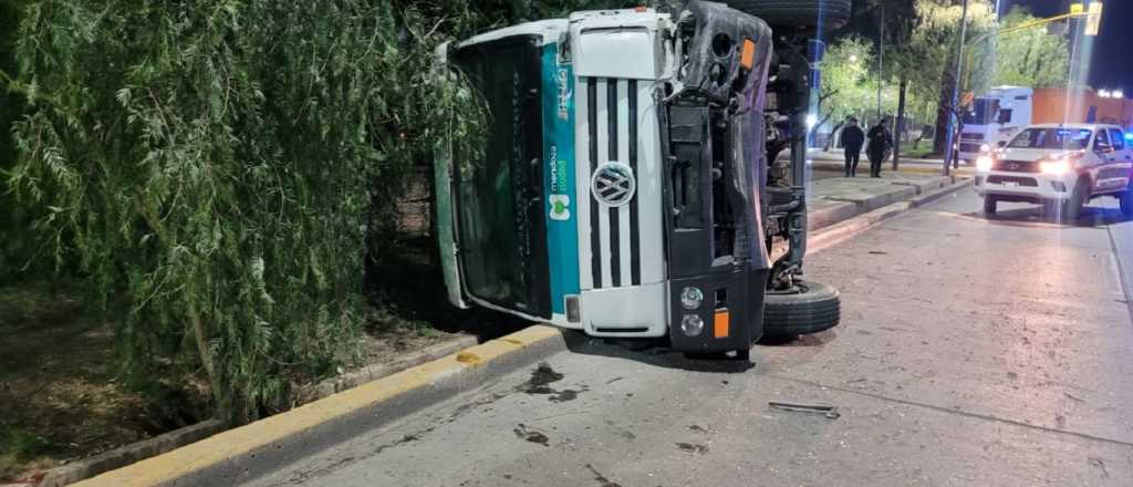 Pasó en rojo y chocó contra un camión de la Municipalidad de Ciudad 