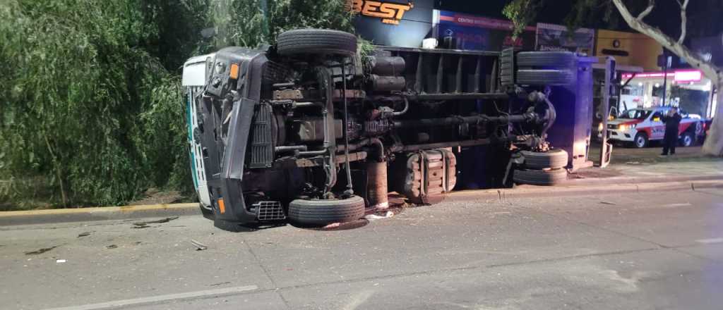Un camión chocó de frente contra un auto en Luján