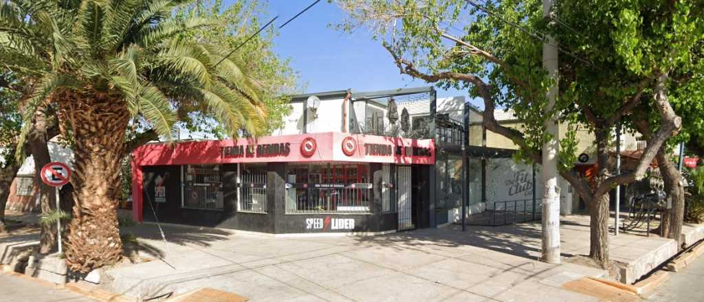 Rompieron la vidriera y robaron bebidas en un local de la San Martín Sur